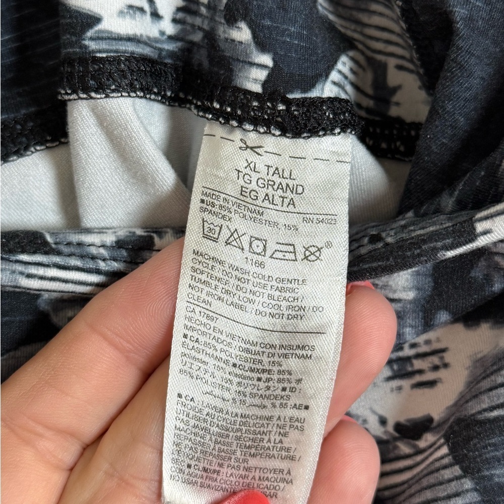 Old Navy Active Black and White Patterned Leggings - Picture 4 of 6